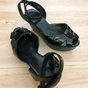 BLACK PATENT LEATHER PLATFORM HEELS